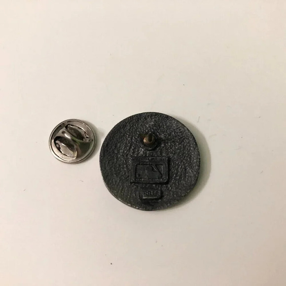 Vintage New York Mets Baseball MLB Ball Shape  Pin - Picture 4 of 11